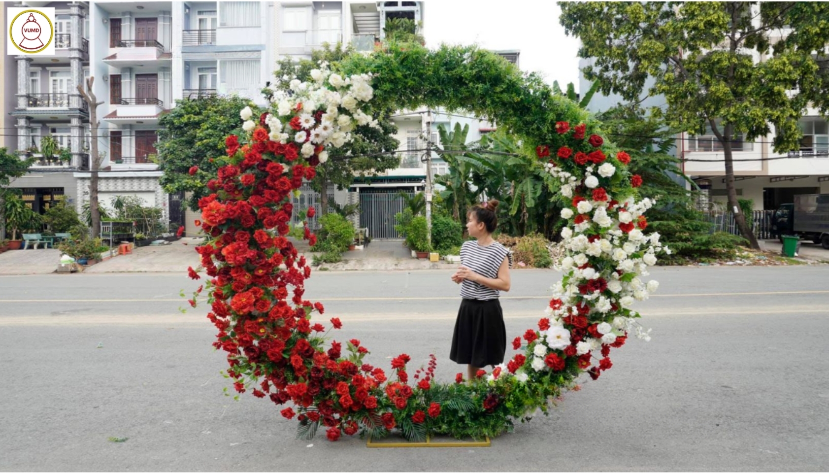 Vòng hoa background trắng đỏ