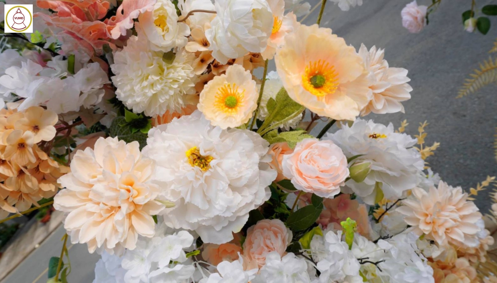 Background đám cưới tông kem sữa