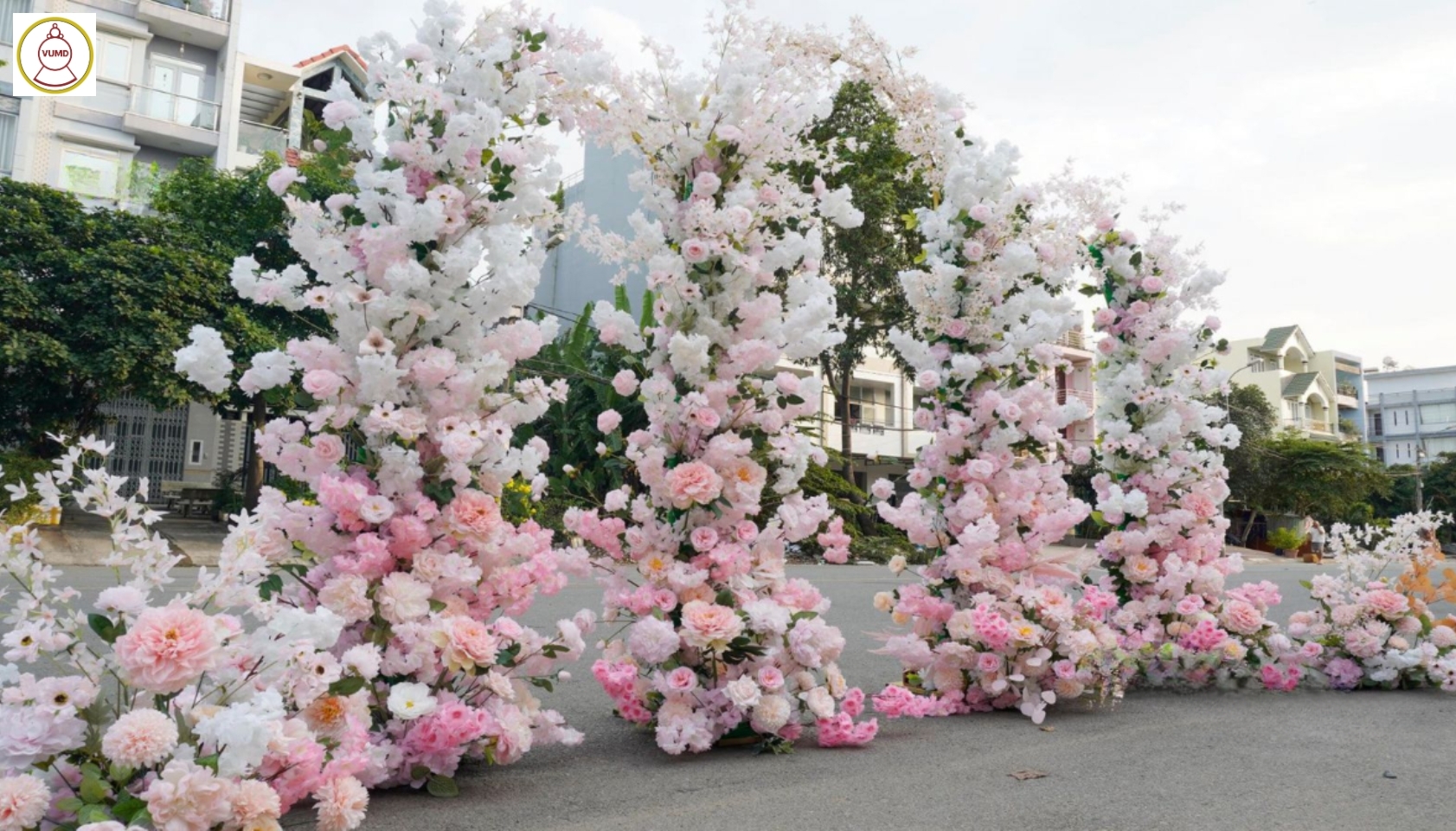 Background đám cưới tông hồng trắng