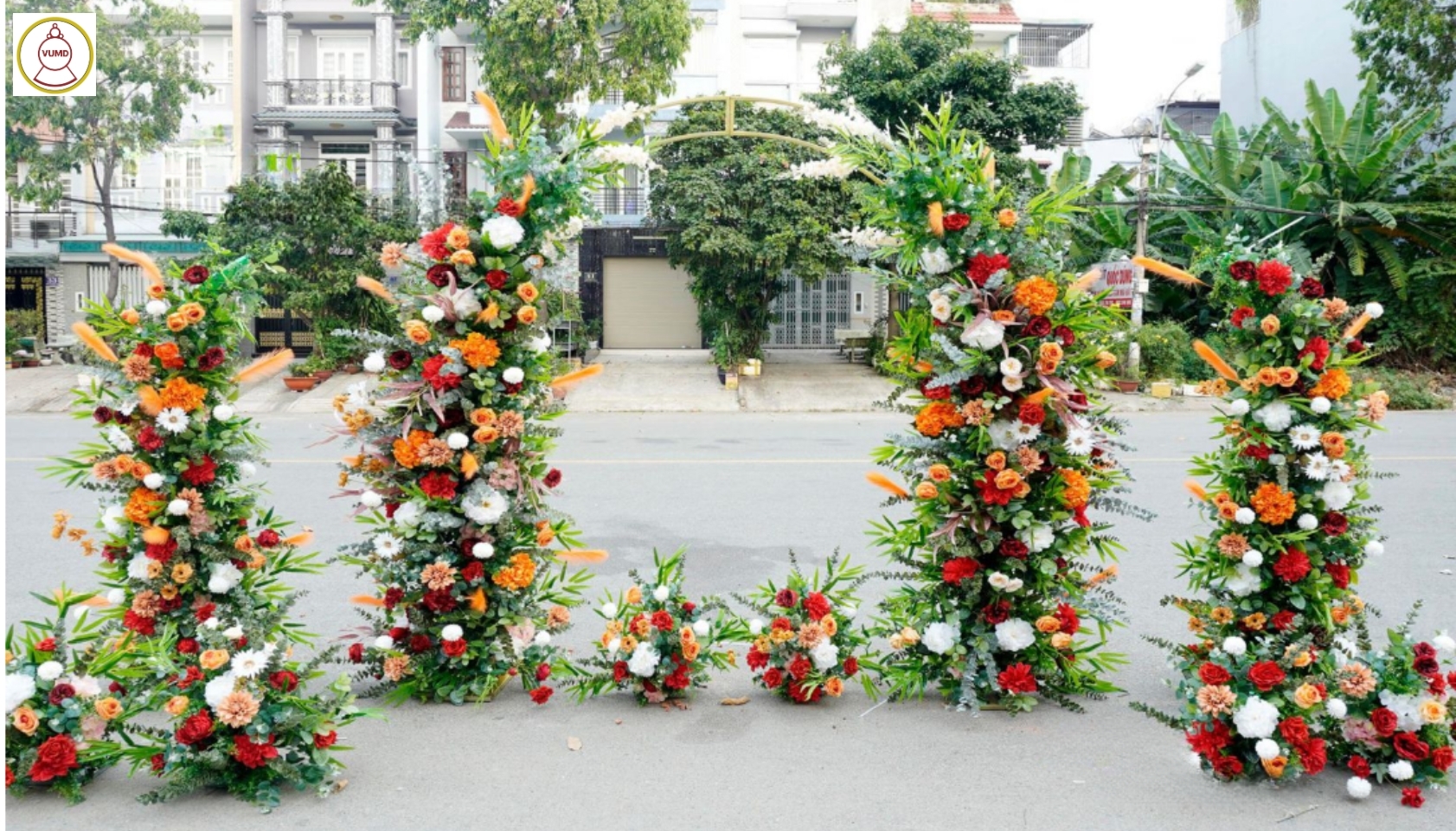 Background tông đỏ nâu xanh lá