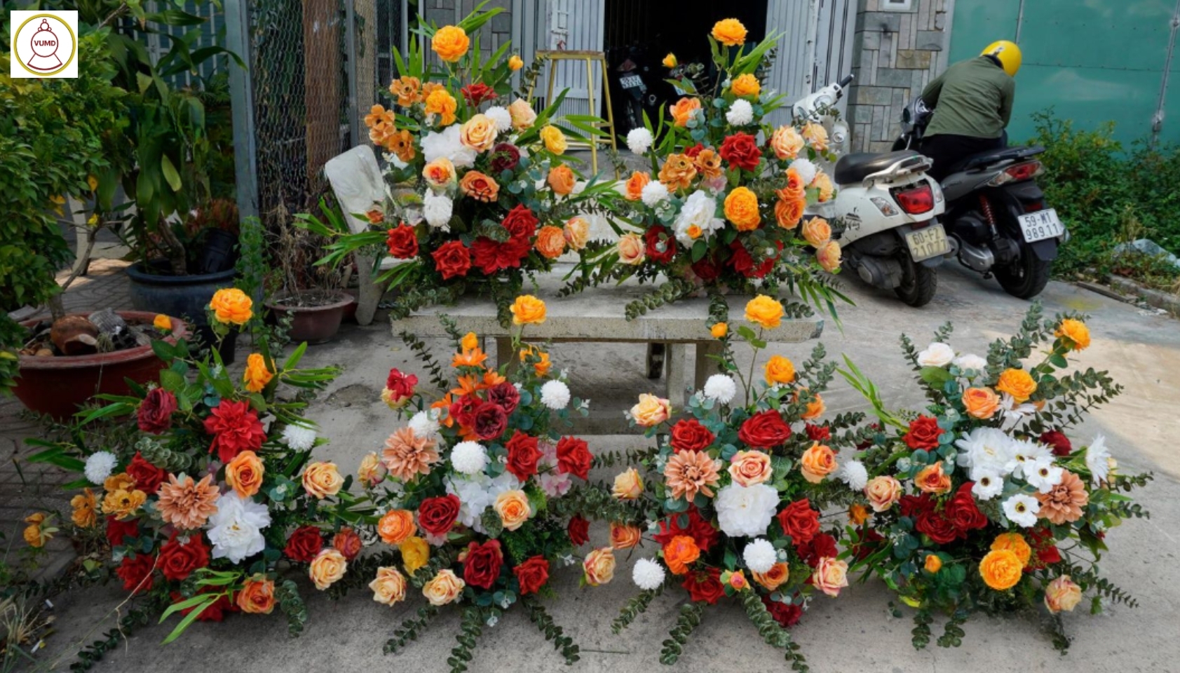 Background tông đỏ nâu xanh lá