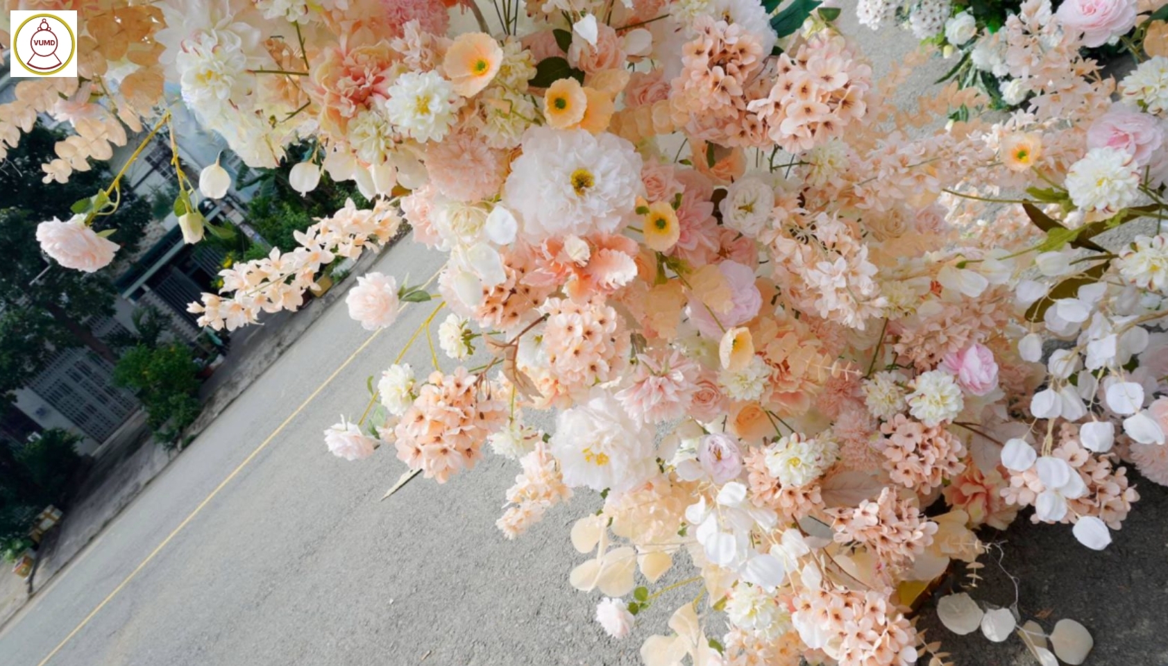 Background đám cưới tông kem sữa