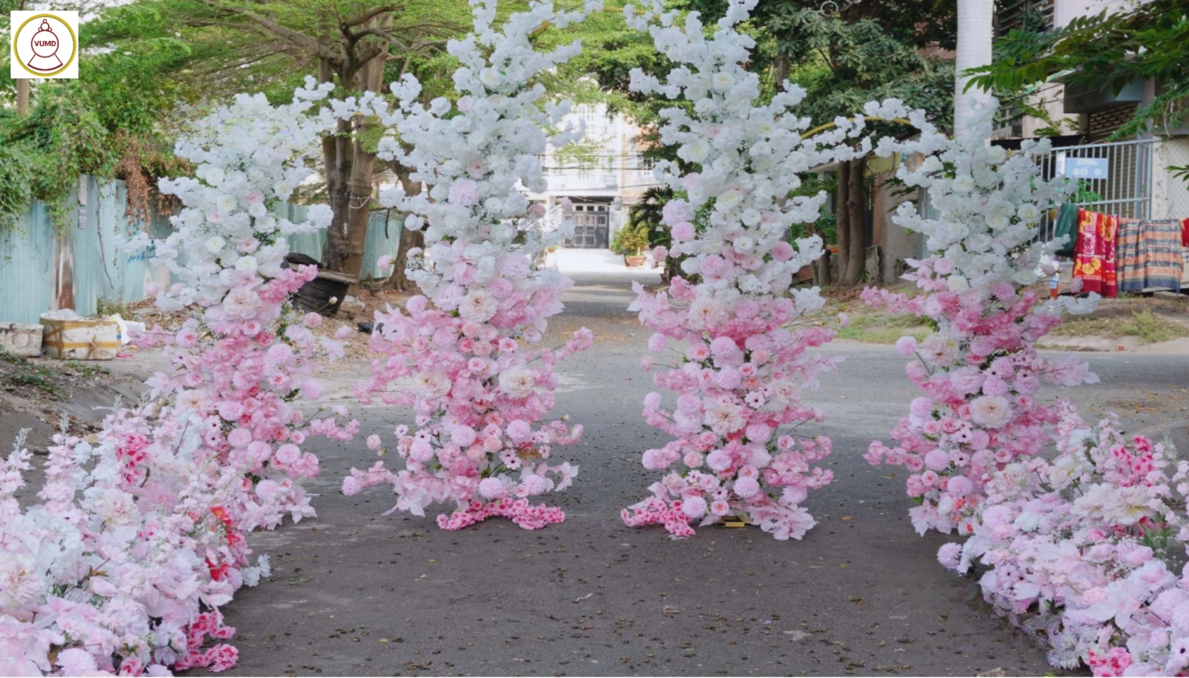 Background hoa lụa cho sự kiện