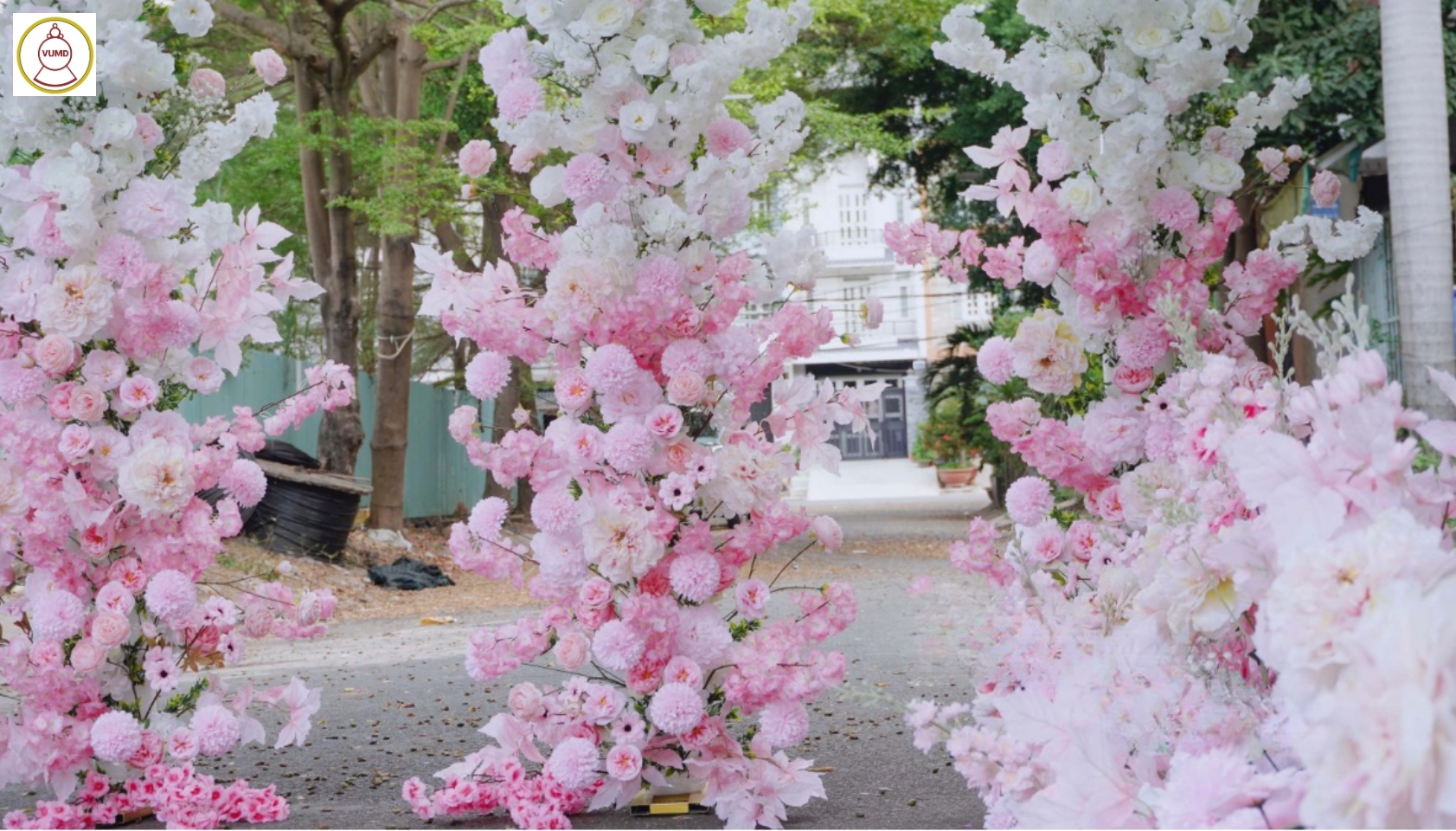 Background hoa lụa cho sự kiện