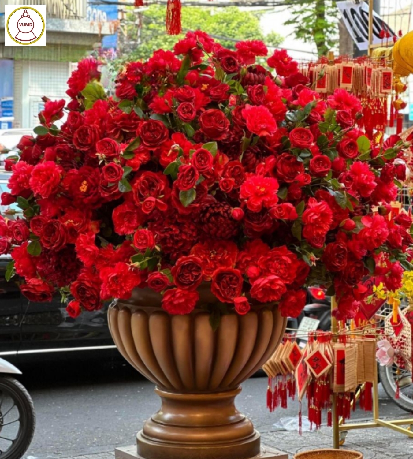 Bình hoa trang trí đỏ cỡ lớn