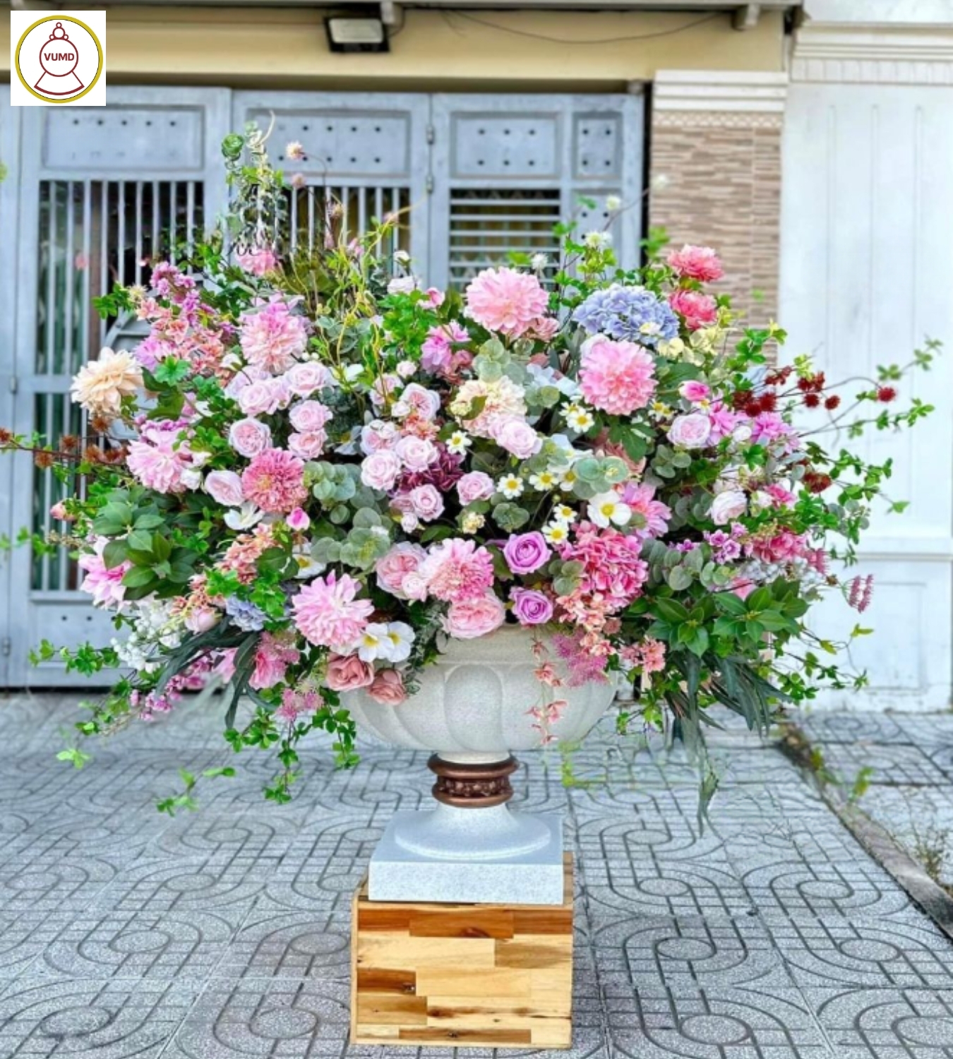 Bình hoa trang trí sảnh lớn khách sạn