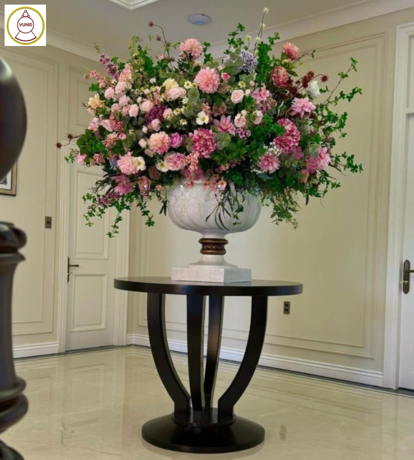 Bình hoa trang trí sảnh lớn khách sạn