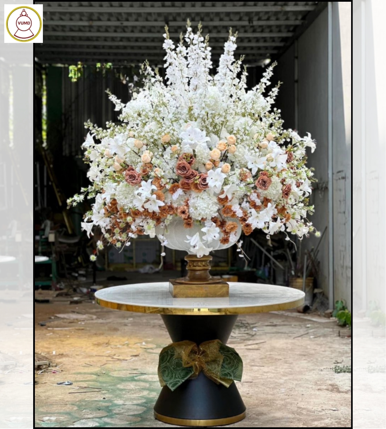 Bình hoa trang trí sảnh lớn nhà hàng khách sạn