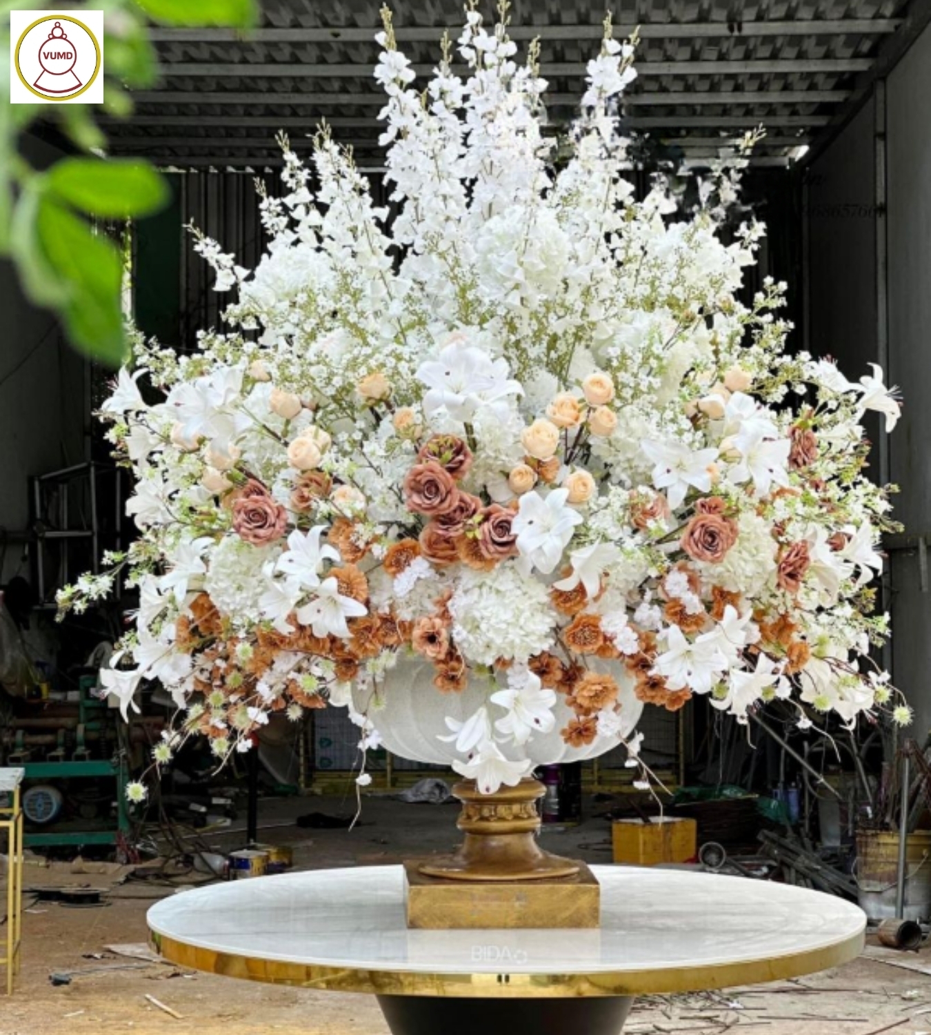 Bình hoa trang trí sảnh lớn nhà hàng khách sạn