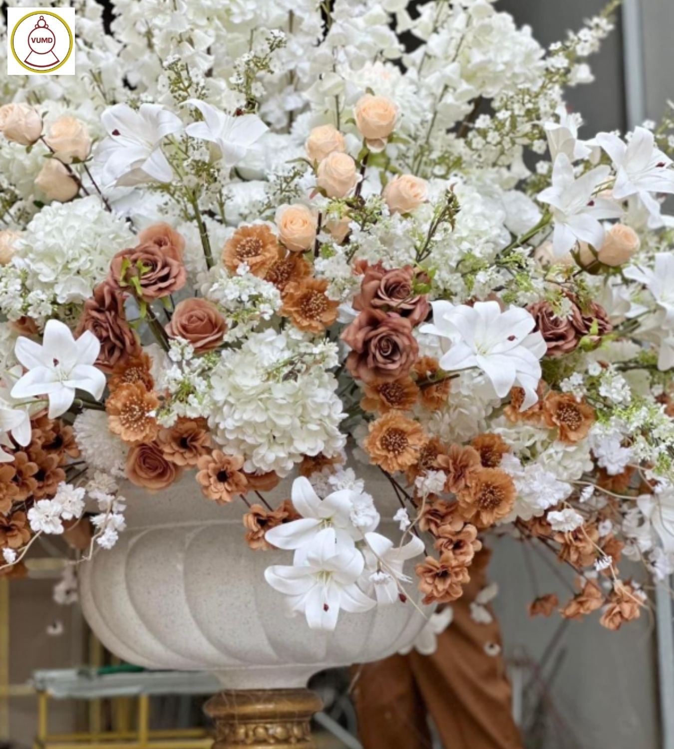 Bình hoa trang trí sảnh lớn nhà hàng khách sạn