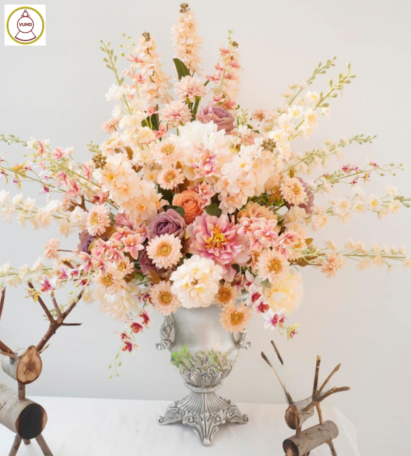 Bình hoa trang trí phòng khách tinh tế