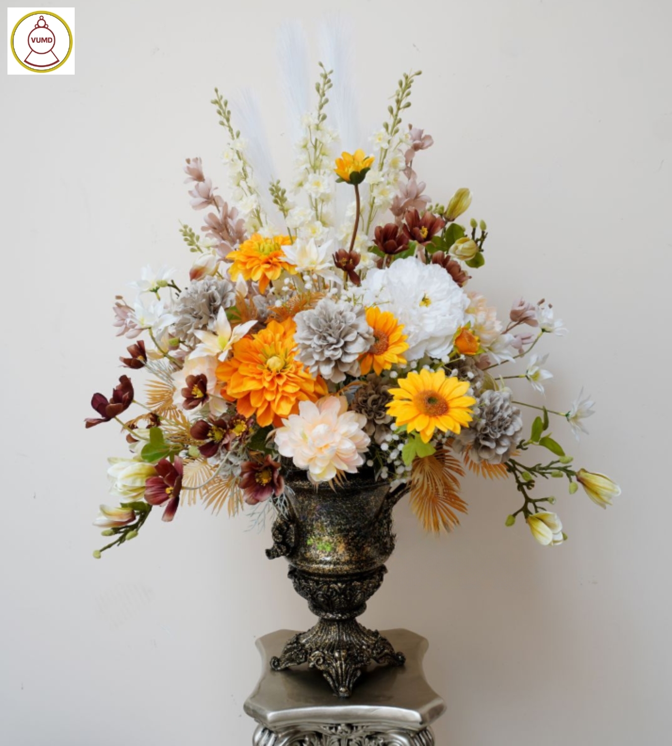 Bình hoa trang trí phòng khách sống động