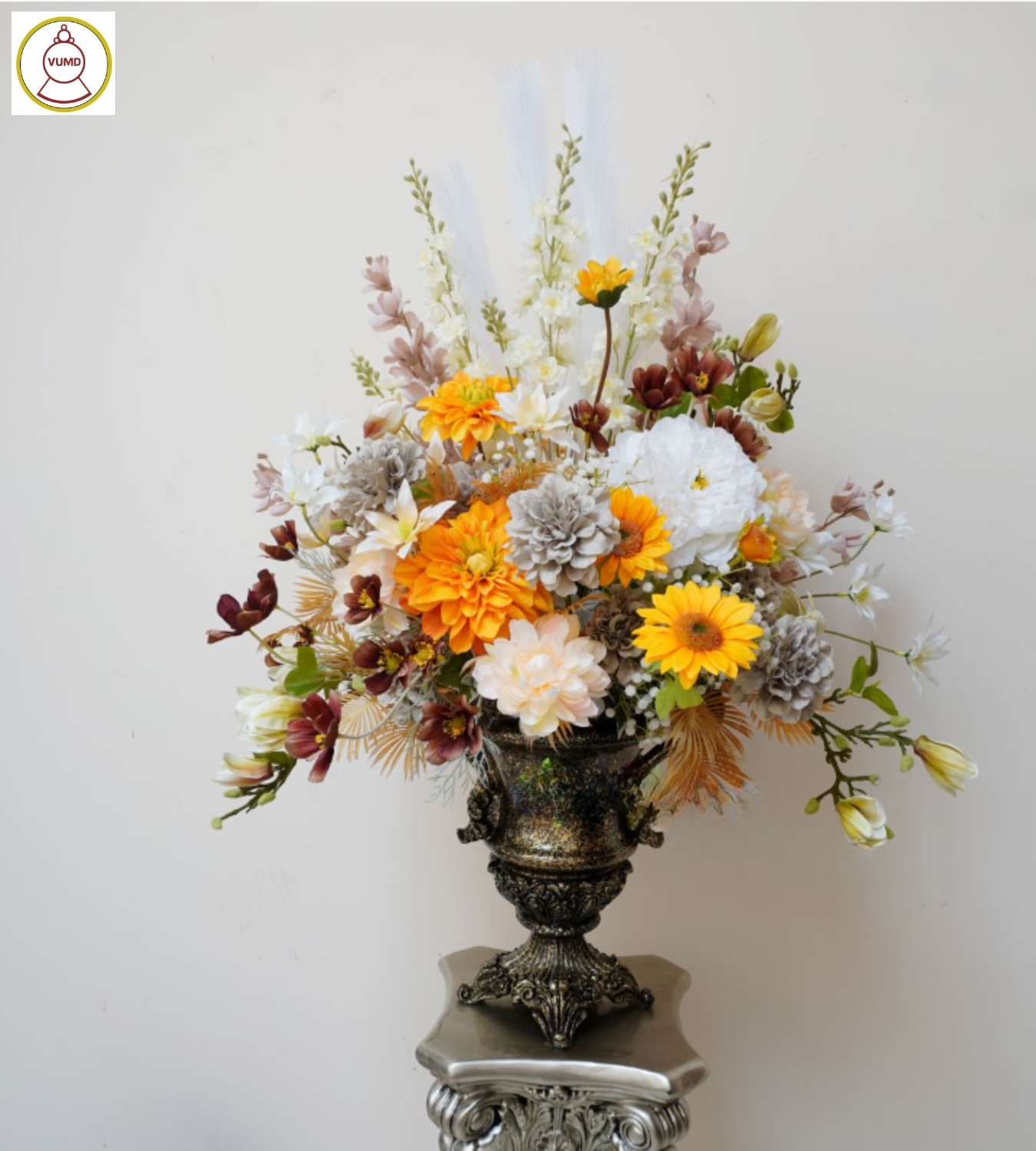 Bình hoa trang trí phòng khách sống động