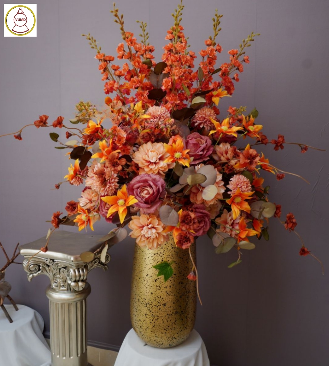 Bình hoa trang trí tông đỏ vàng