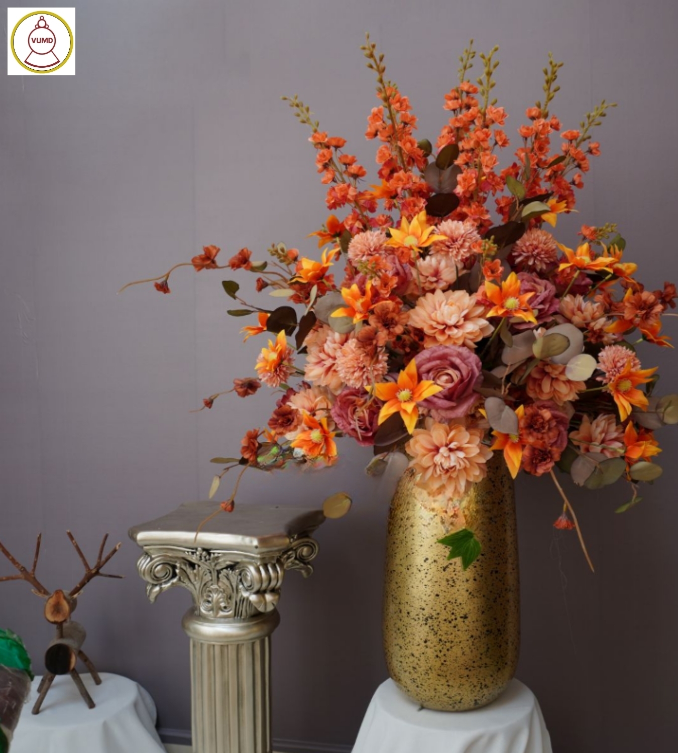 Bình hoa trang trí tông đỏ vàng