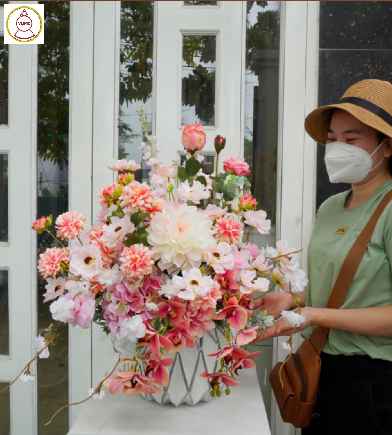 Bình hoa trang trí: Điểm nhấn tinh tế cho không gian