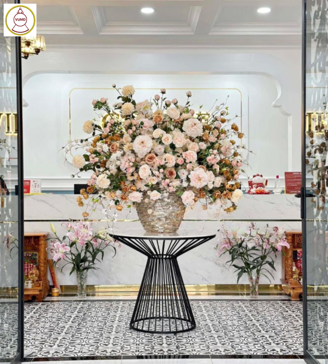 Bình hoa trang trí đại sảnh: Sự tráng lệ của bình hoa cỡ lớn