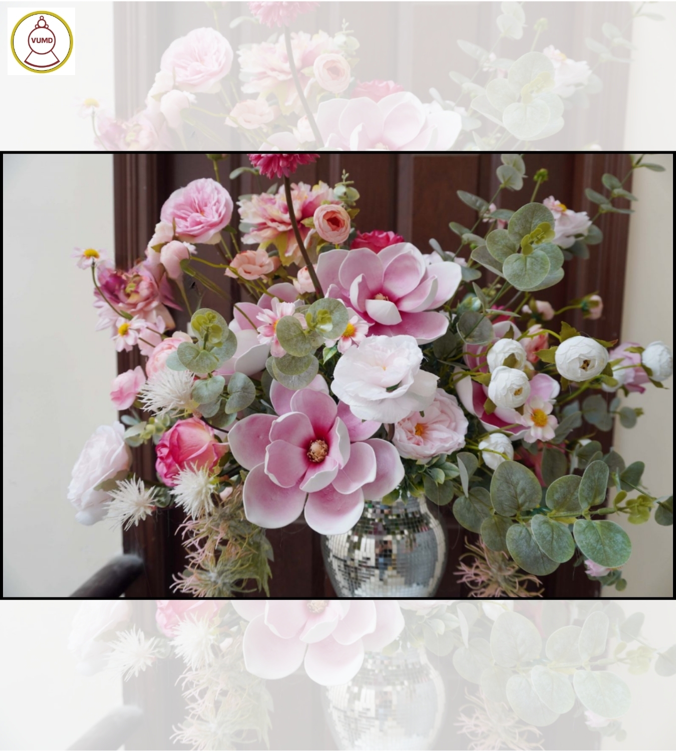 Bình hoa trang trí phòng khách sang trọng