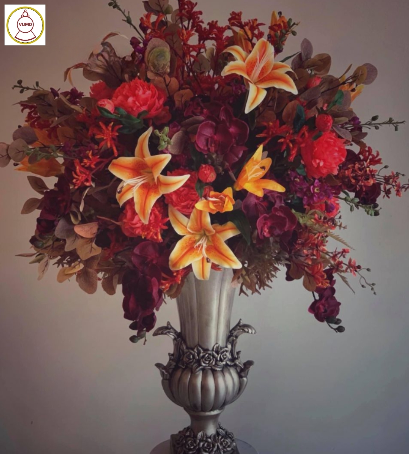 Bình hoa trang trí phòng khách tông đỏ cam