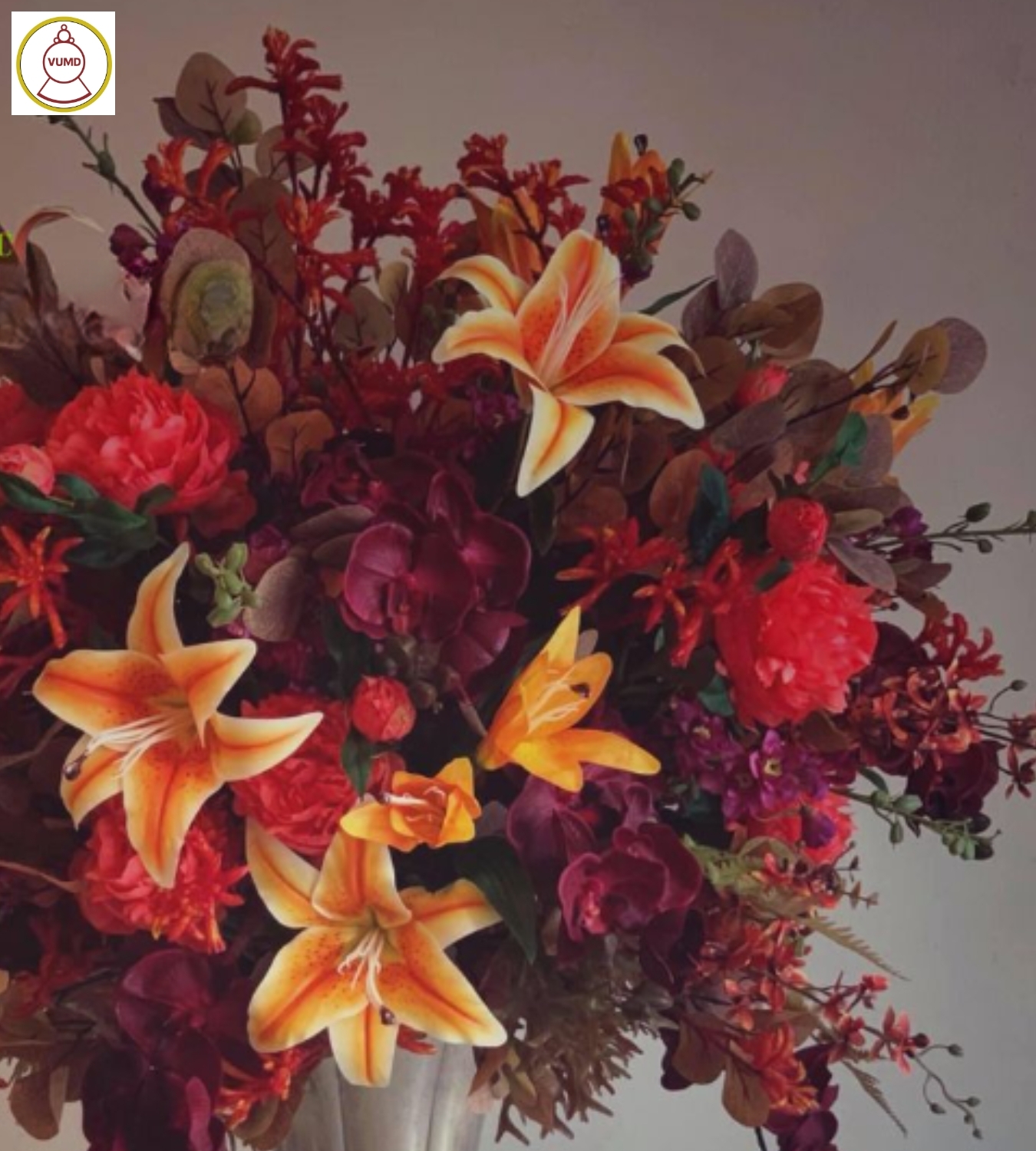 Bình hoa trang trí phòng khách tông đỏ cam