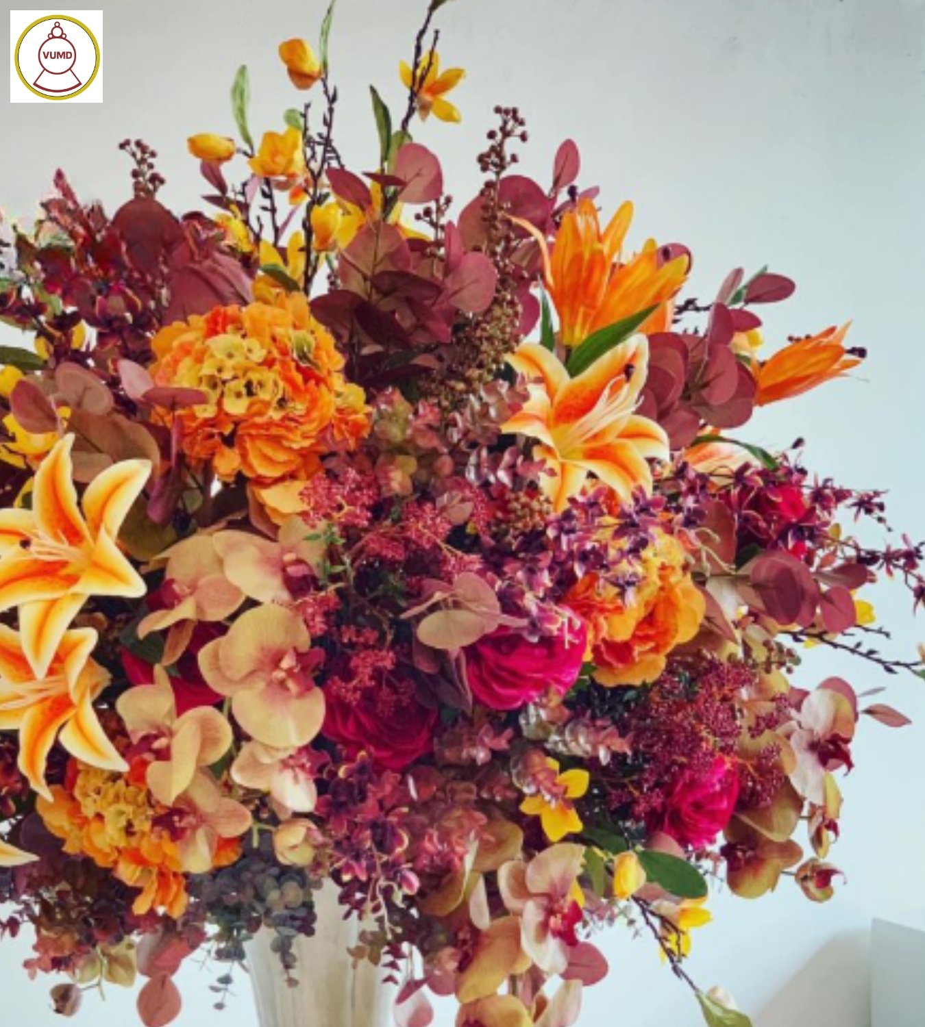 Bình hoa trang trí phòng khách tông đỏ cam 2