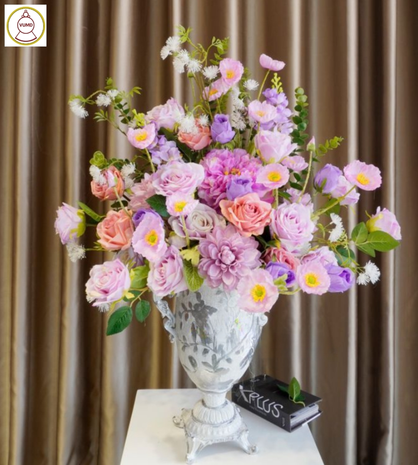 Bình hoa trang trí mẫu đơn tím nâu