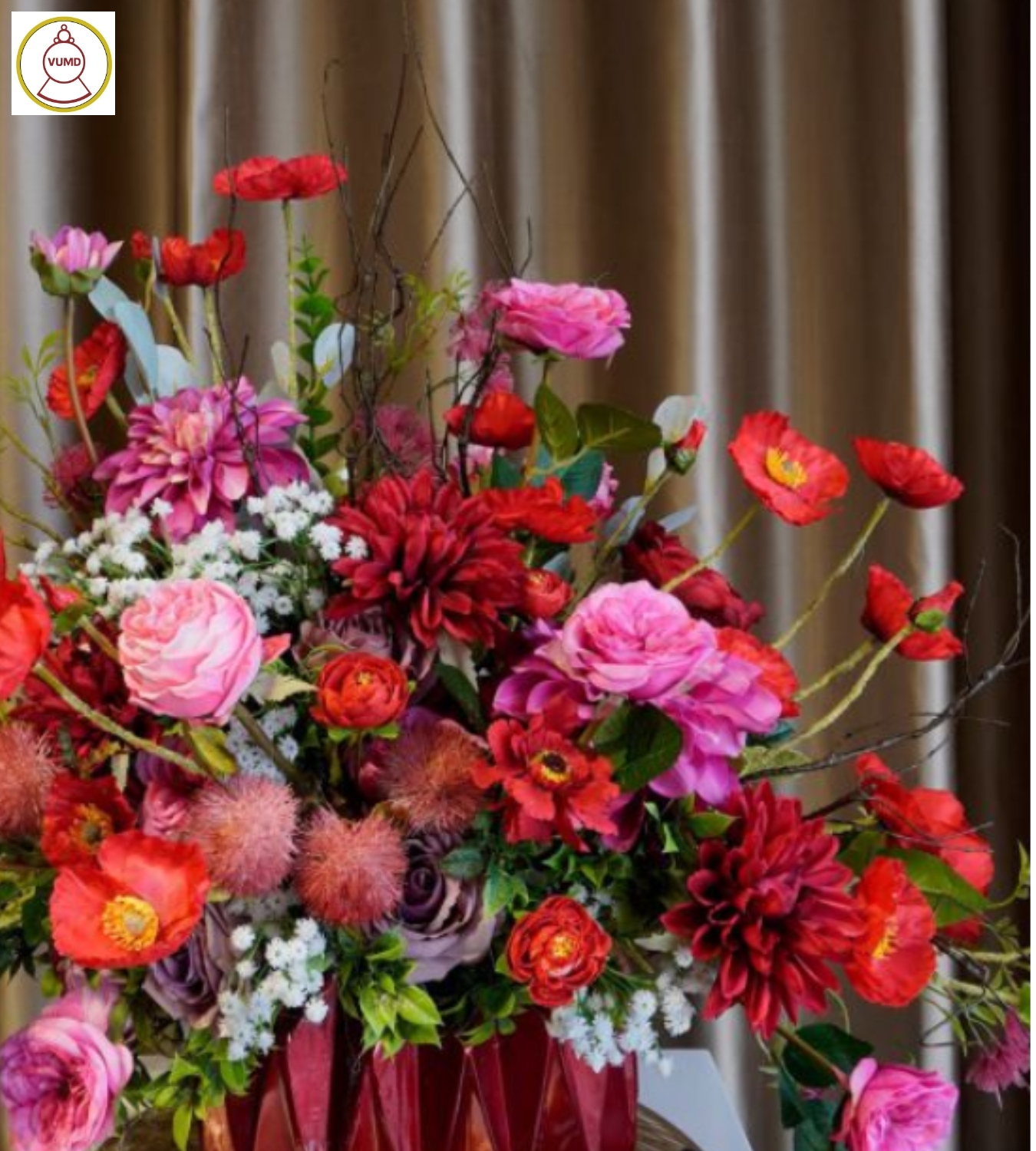 Bình hoa trang trí đỏ đô