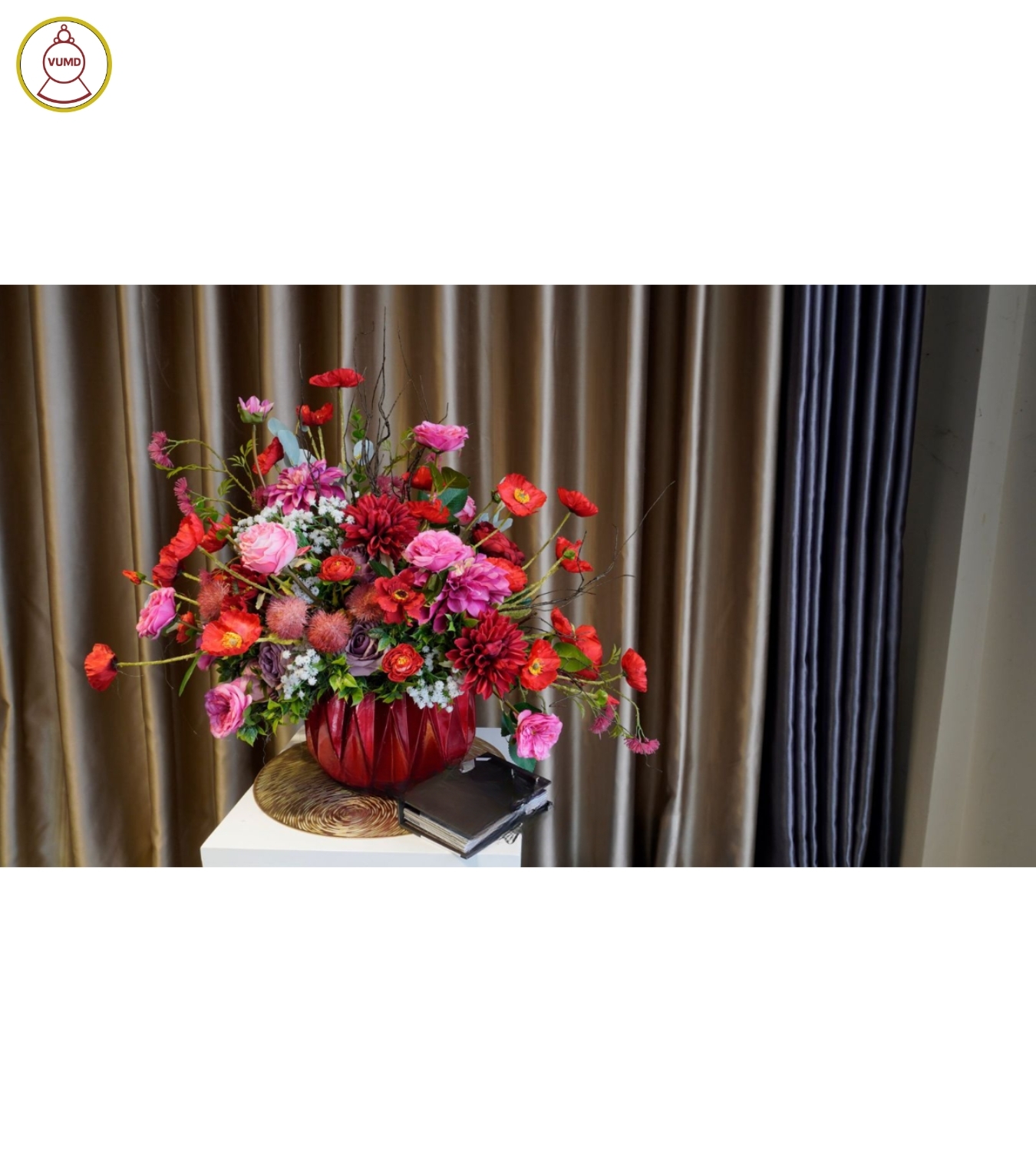 Bình hoa trang trí đỏ đô