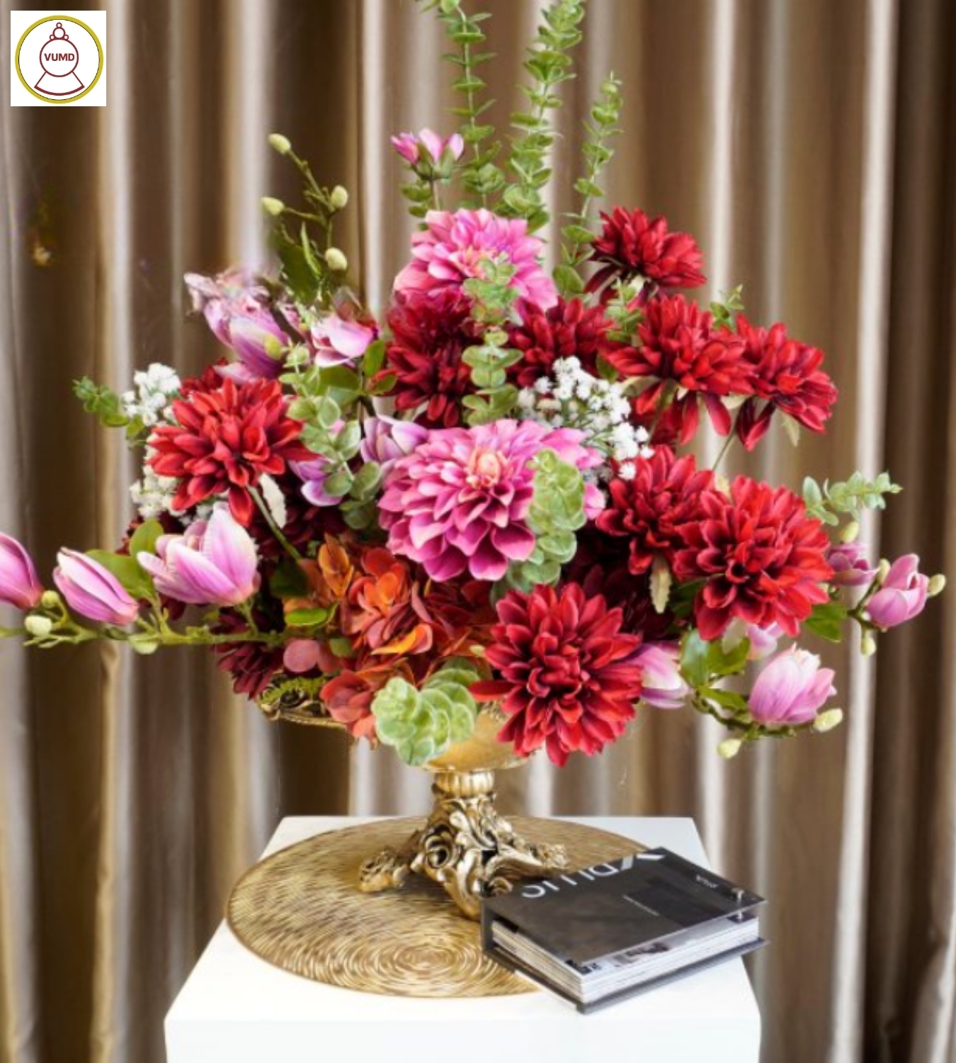 Bình hoa trang trí thược dược đỏ