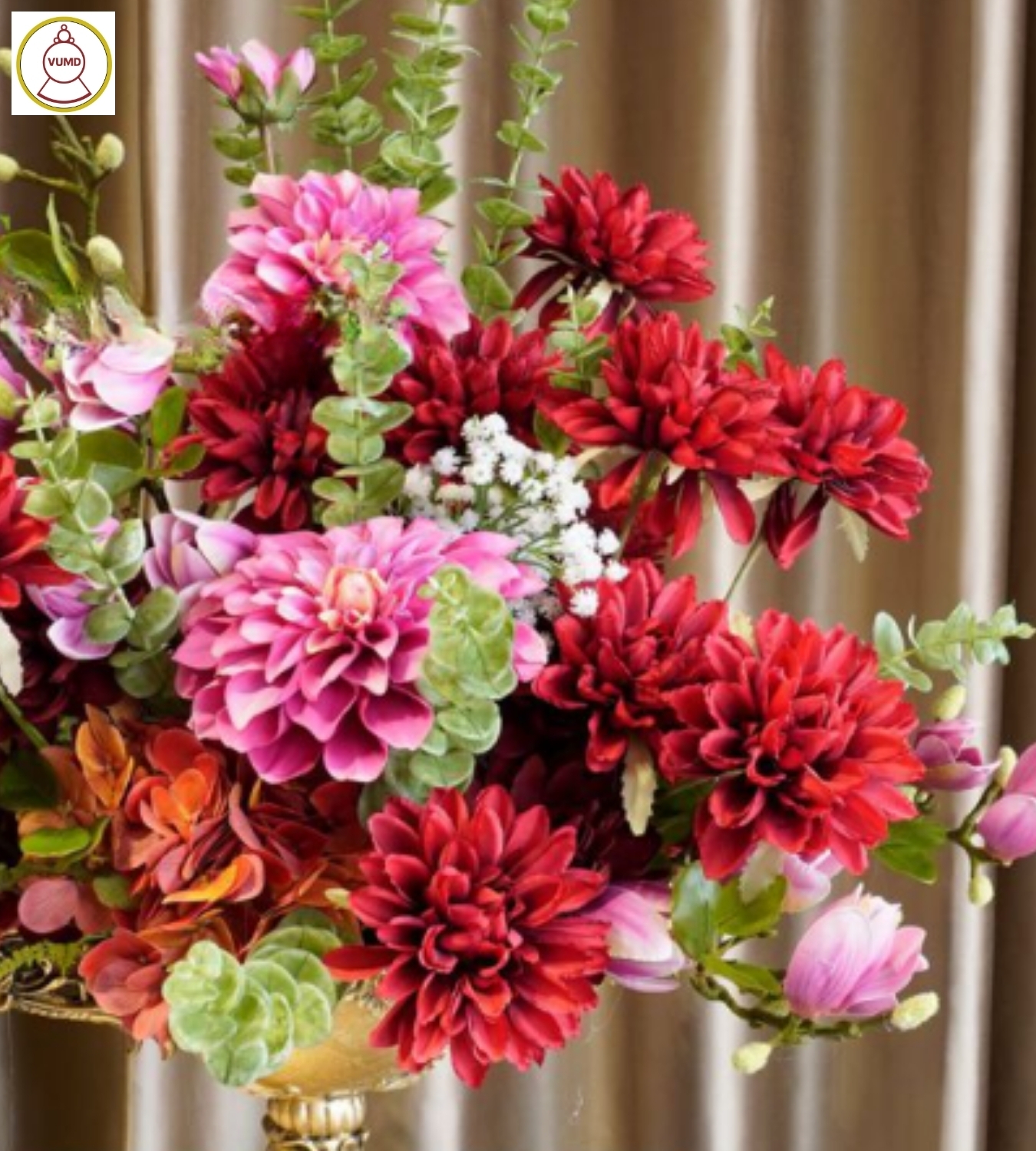 Bình hoa trang trí thược dược đỏ