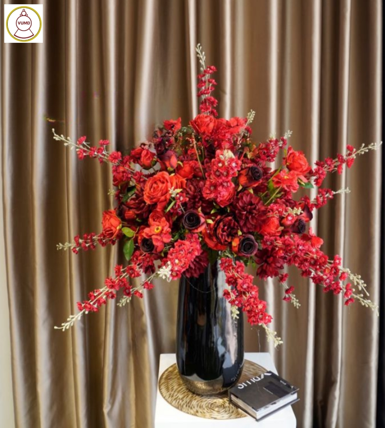 Bình hoa trang trí phi yến đỏ