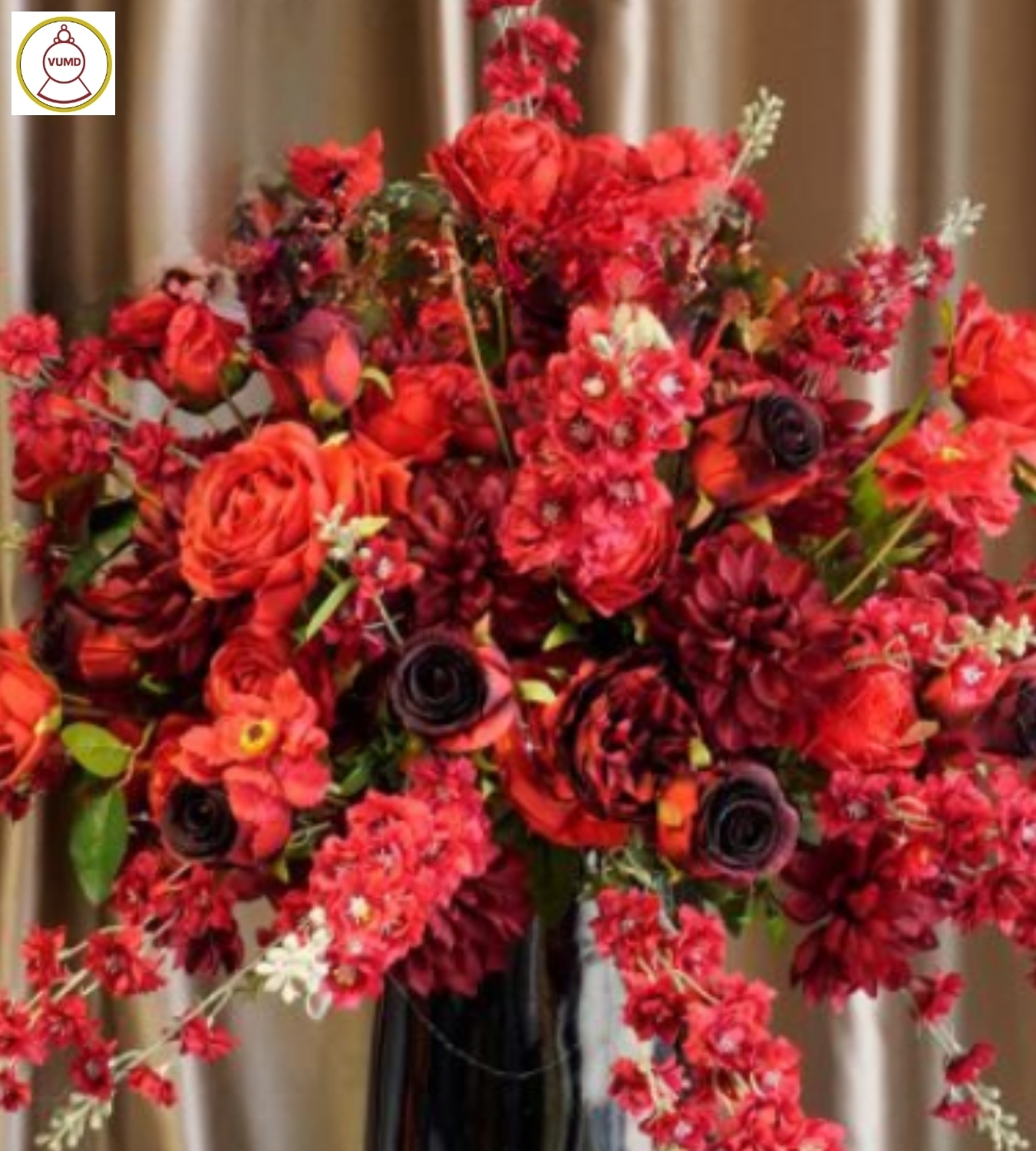 Bình hoa trang trí phi yến đỏ