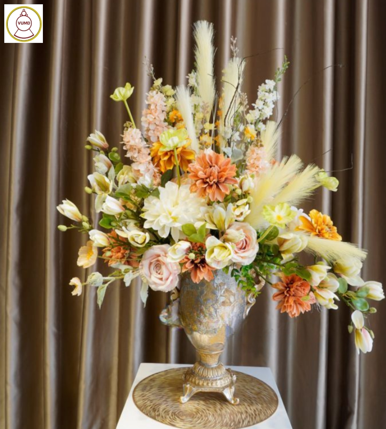 Bình hoa trang trí thược dược kem nâu