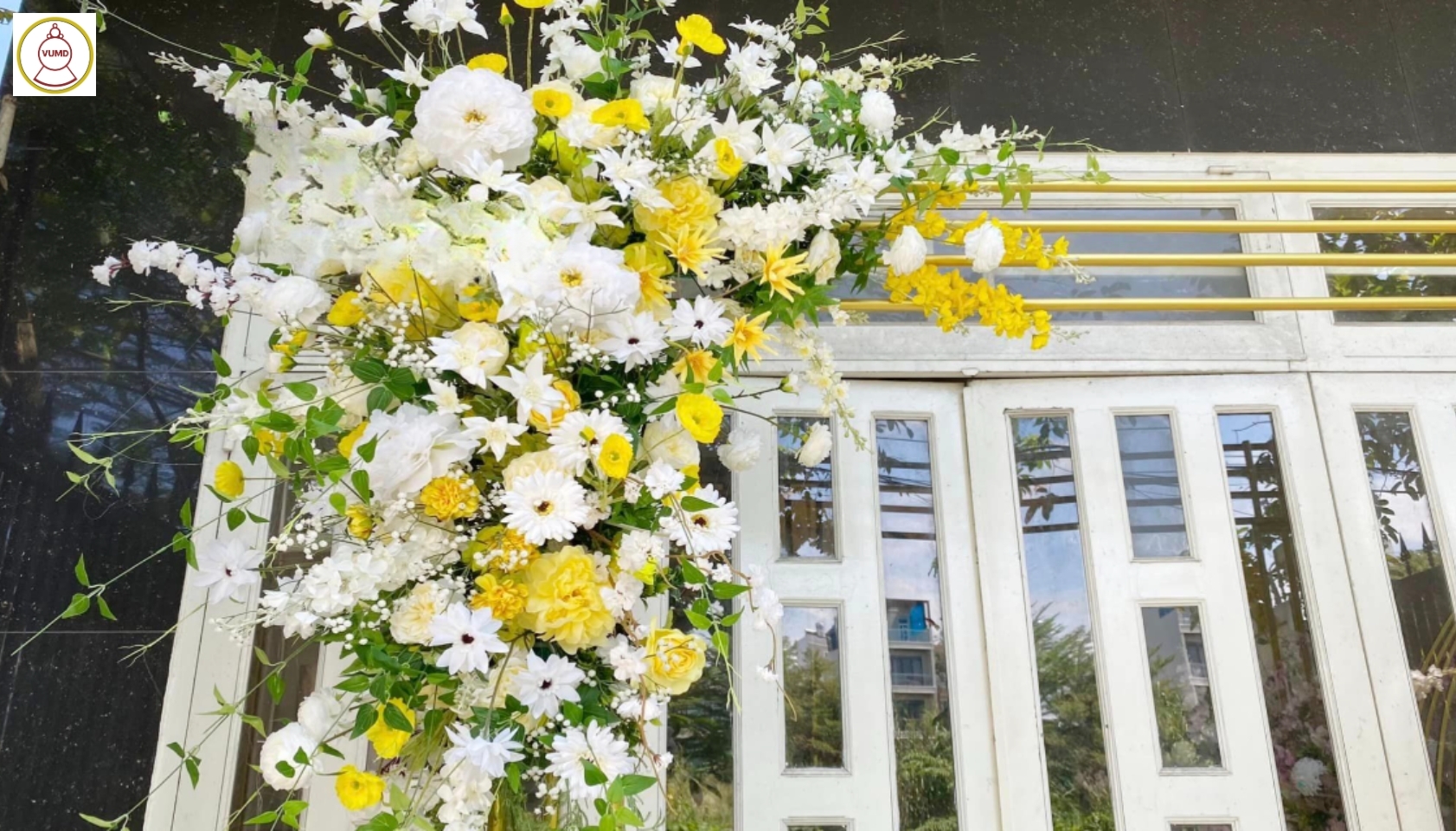 Cổng hoa đám cưới tông vàng