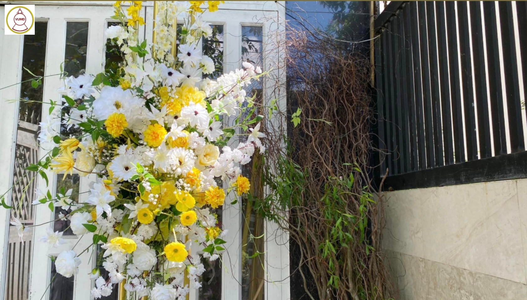 Cổng hoa đám cưới tông vàng