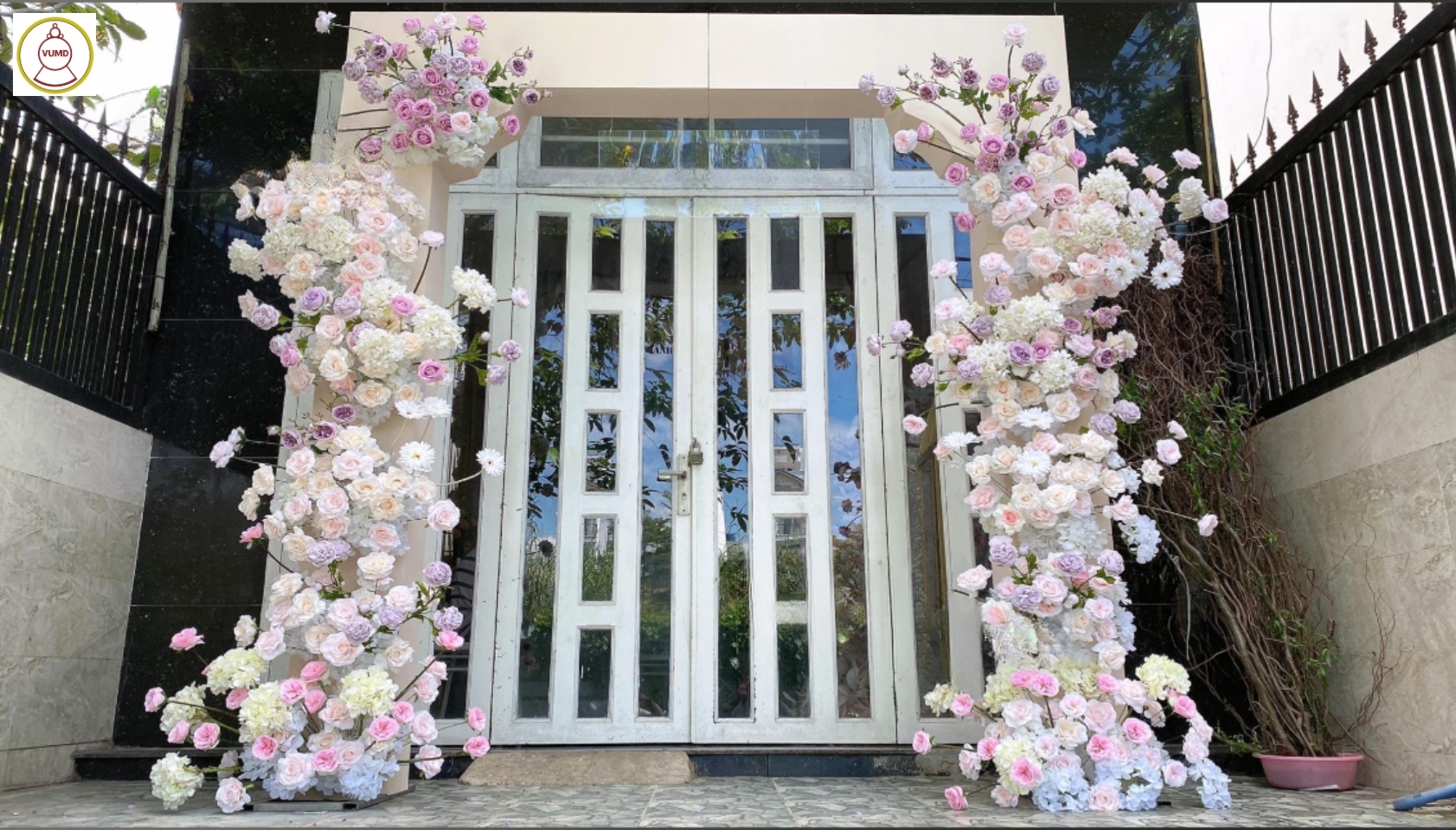 Cổng hoa đám cưới màu hồng