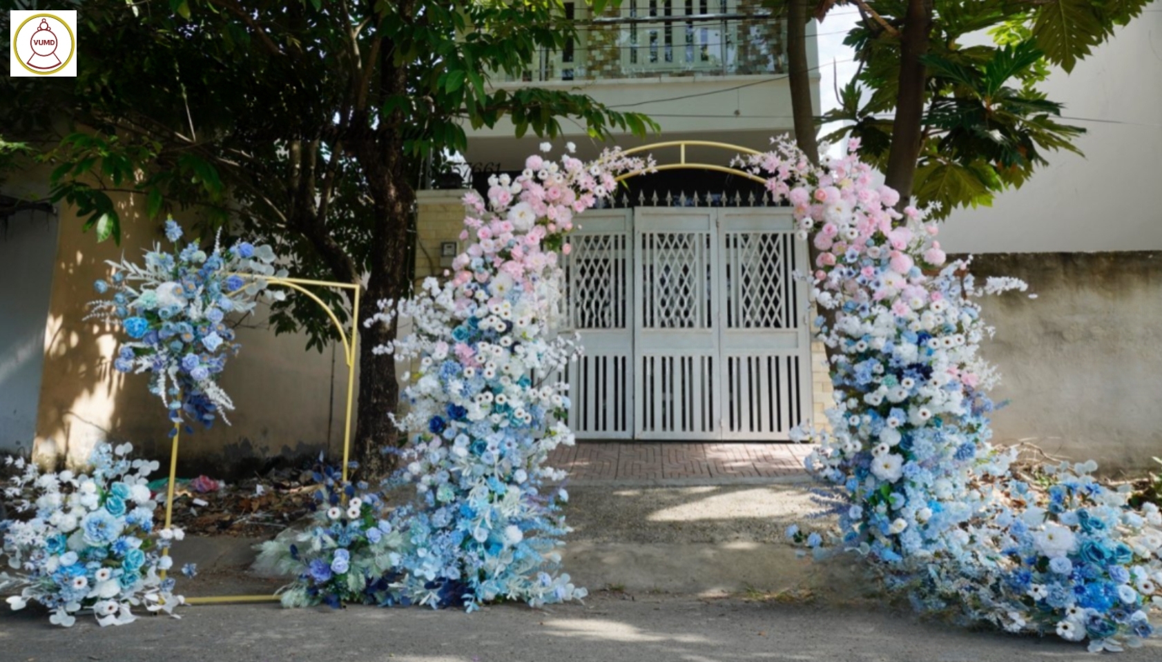 Cổng hoa đám cưới xanh dương