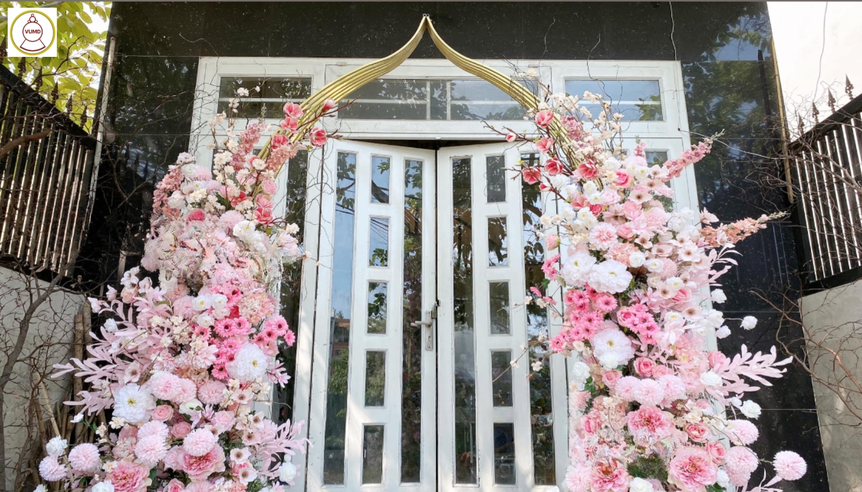 Cổng hoa tông hồng pastel