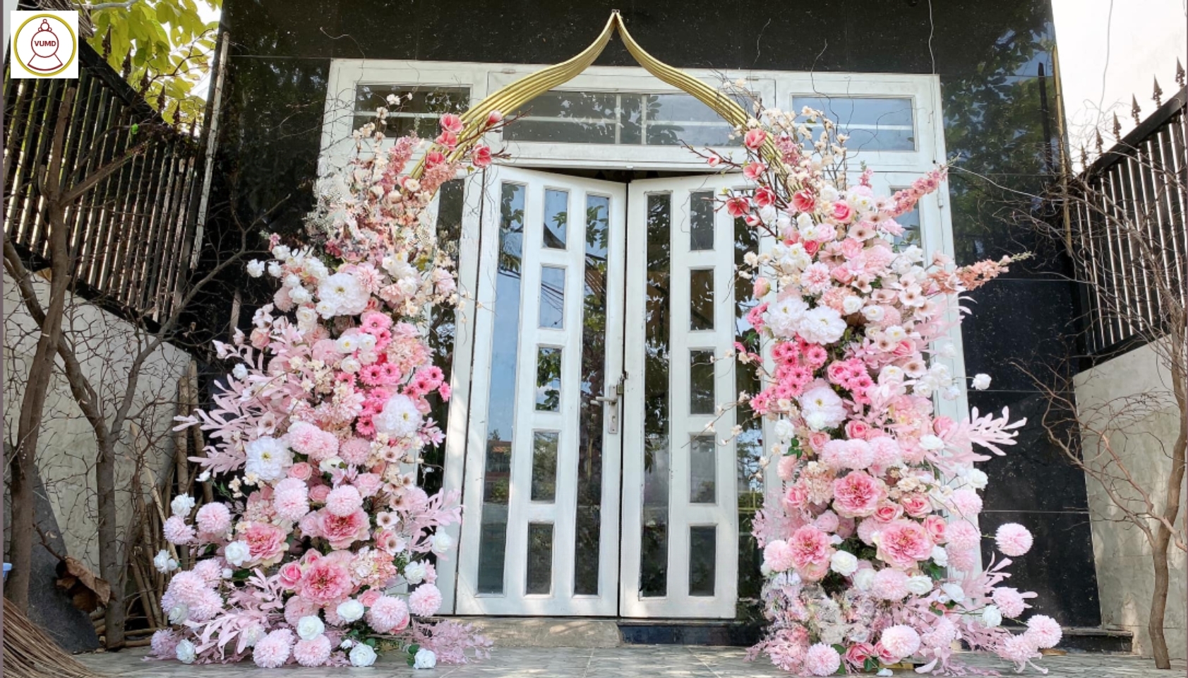 Cổng hoa tông hồng pastel