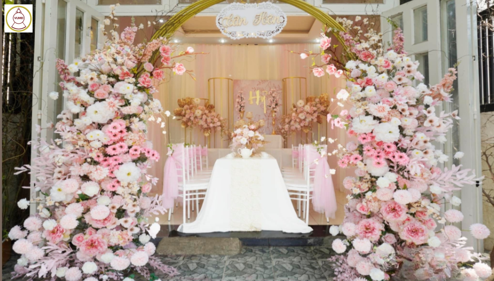 Cổng hoa tông hồng pastel