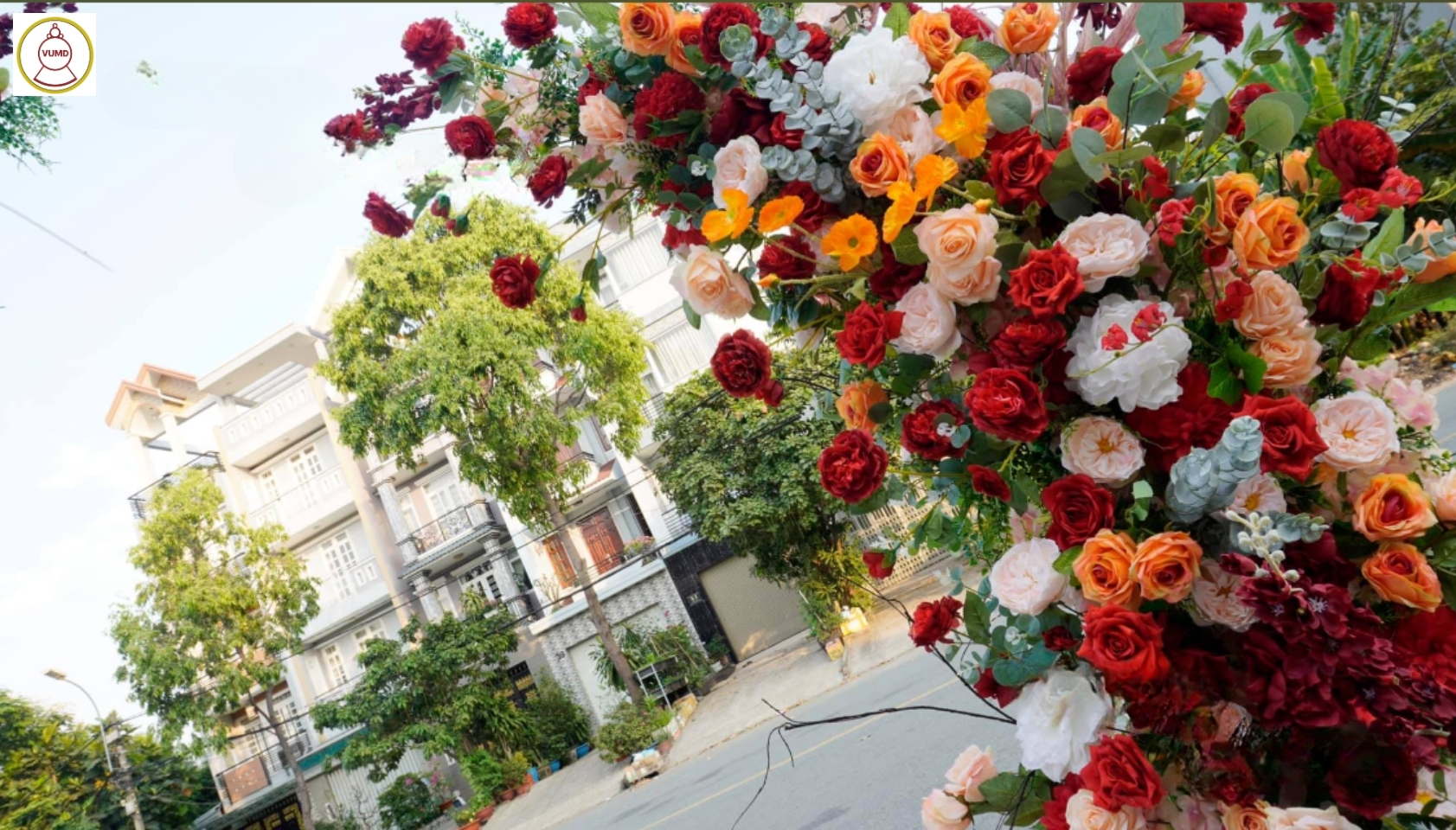 Cổng hoa đám cưới đỏ cam