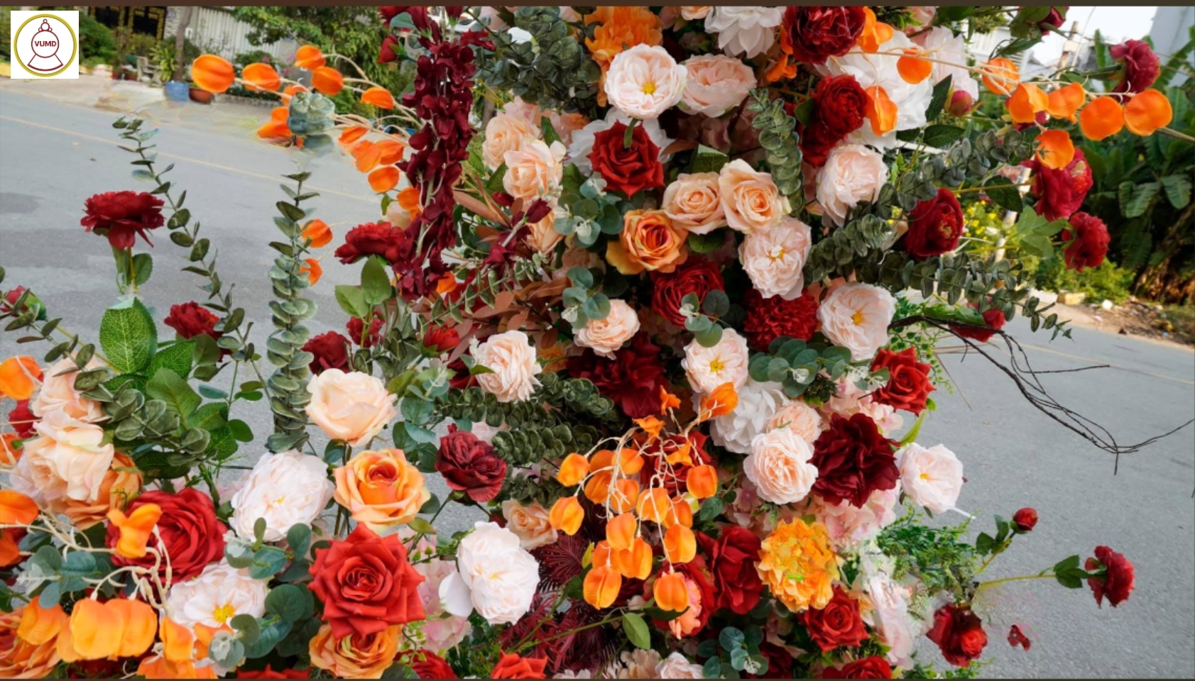 Cổng hoa đám cưới đỏ cam