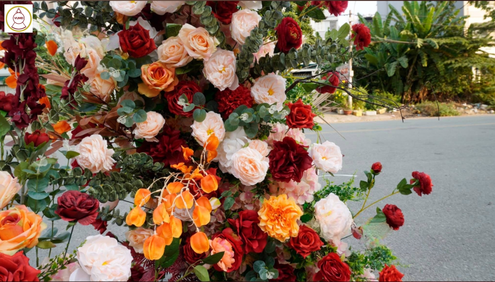 Cổng hoa đám cưới đỏ cam