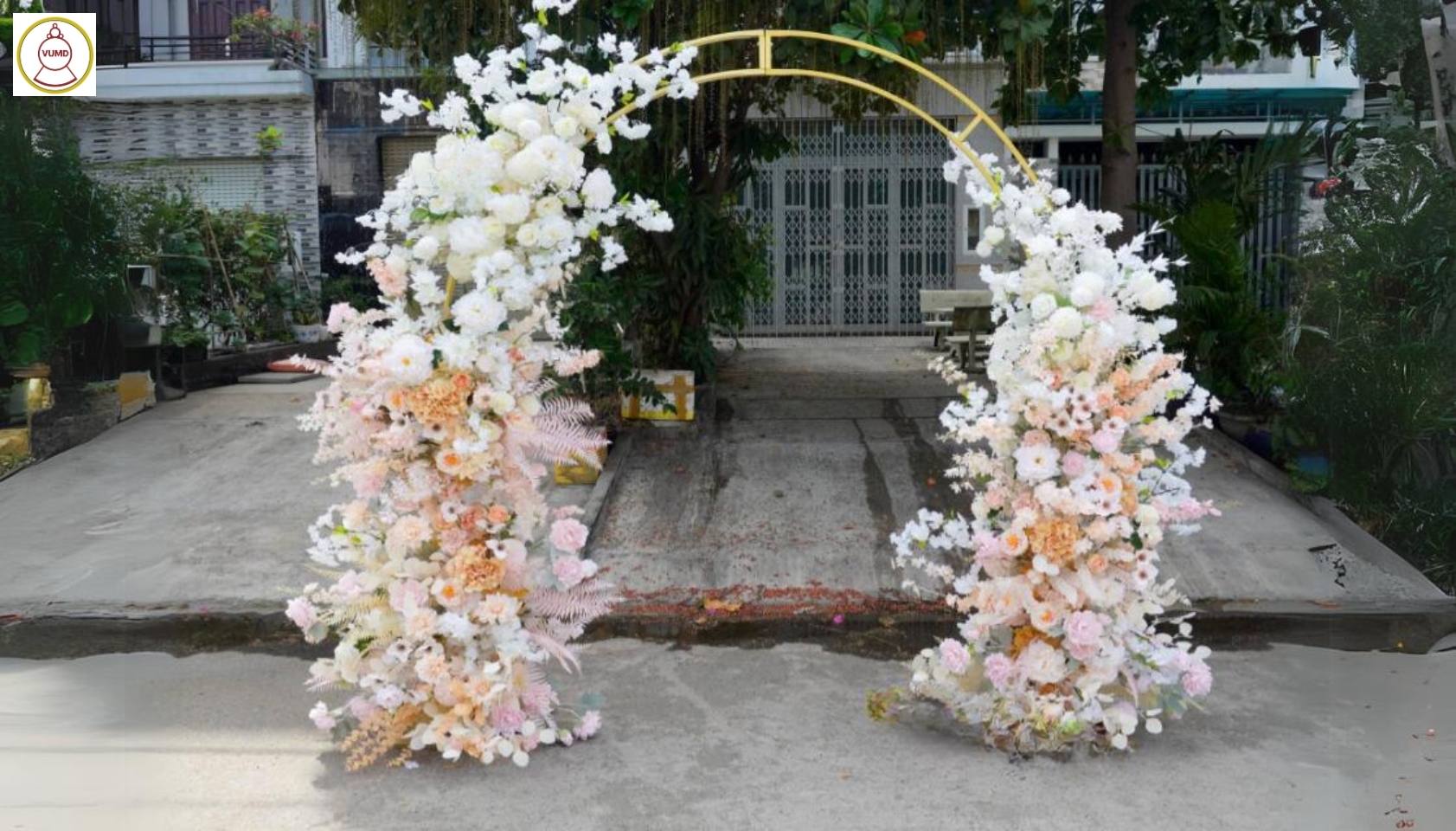 Cổng hoa chuyển màu kem trắng