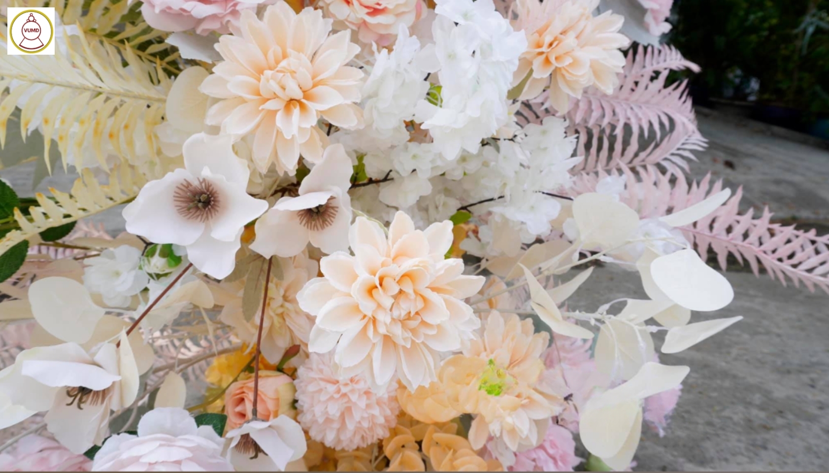 Cổng hoa chuyển màu kem trắng