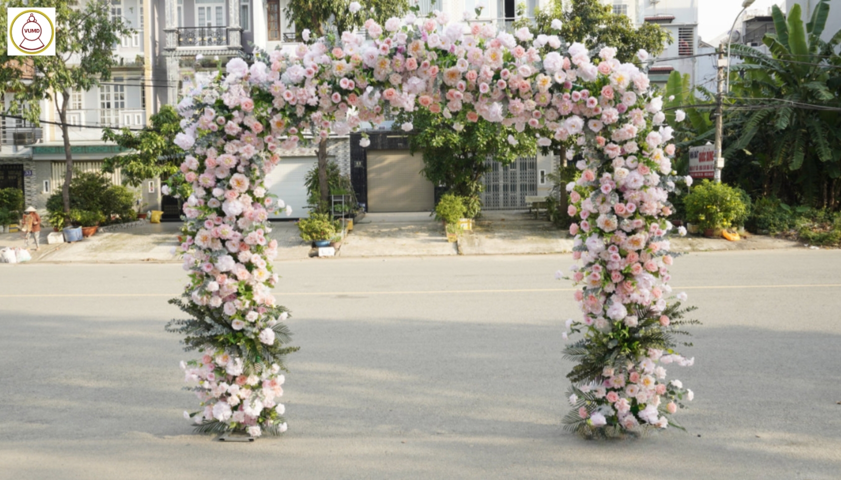 Cổng hoa vuông hồng phấn