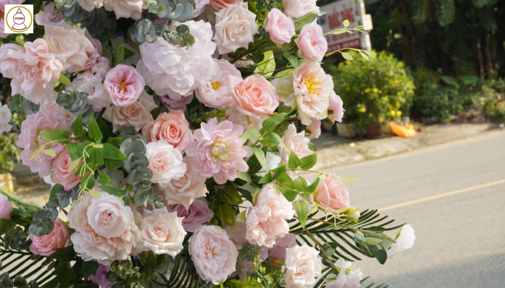 Cổng hoa vuông hồng phấn