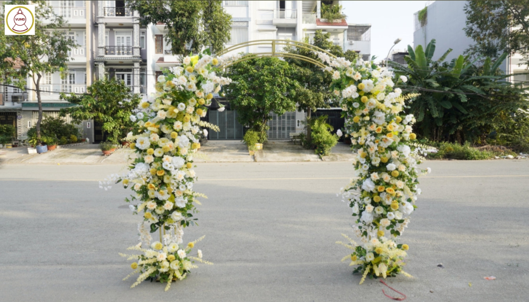 Cổng vòm tông trắng vàng