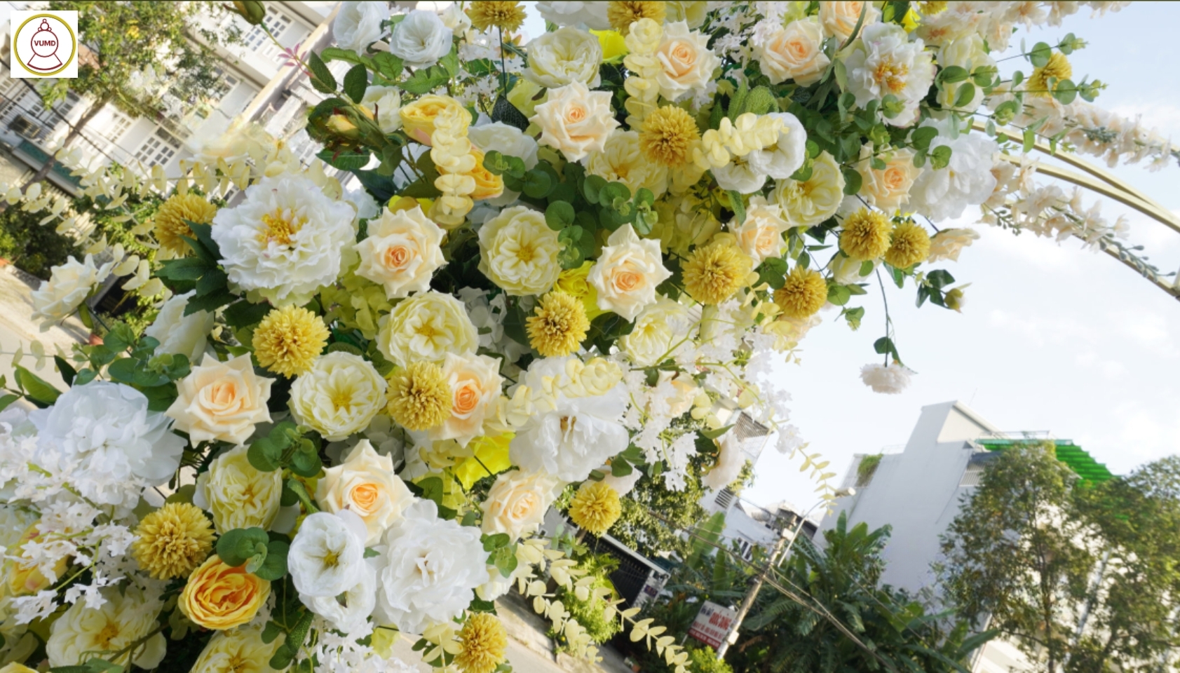 Cổng vòm tông trắng vàng