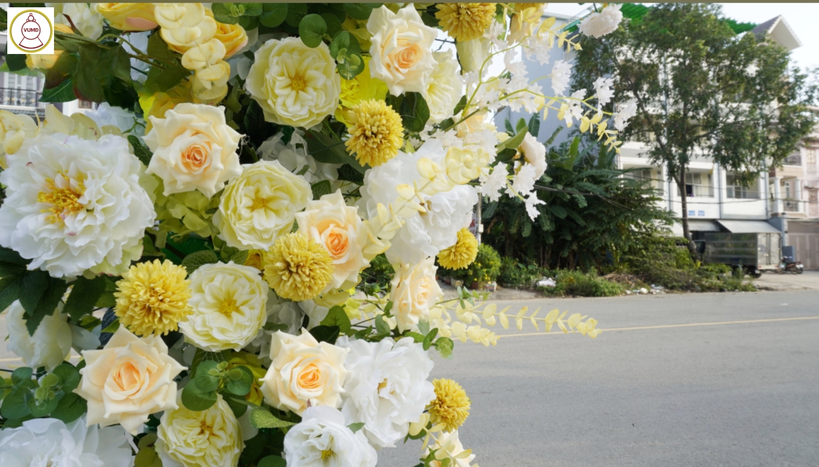 Cổng vòm tông trắng vàng